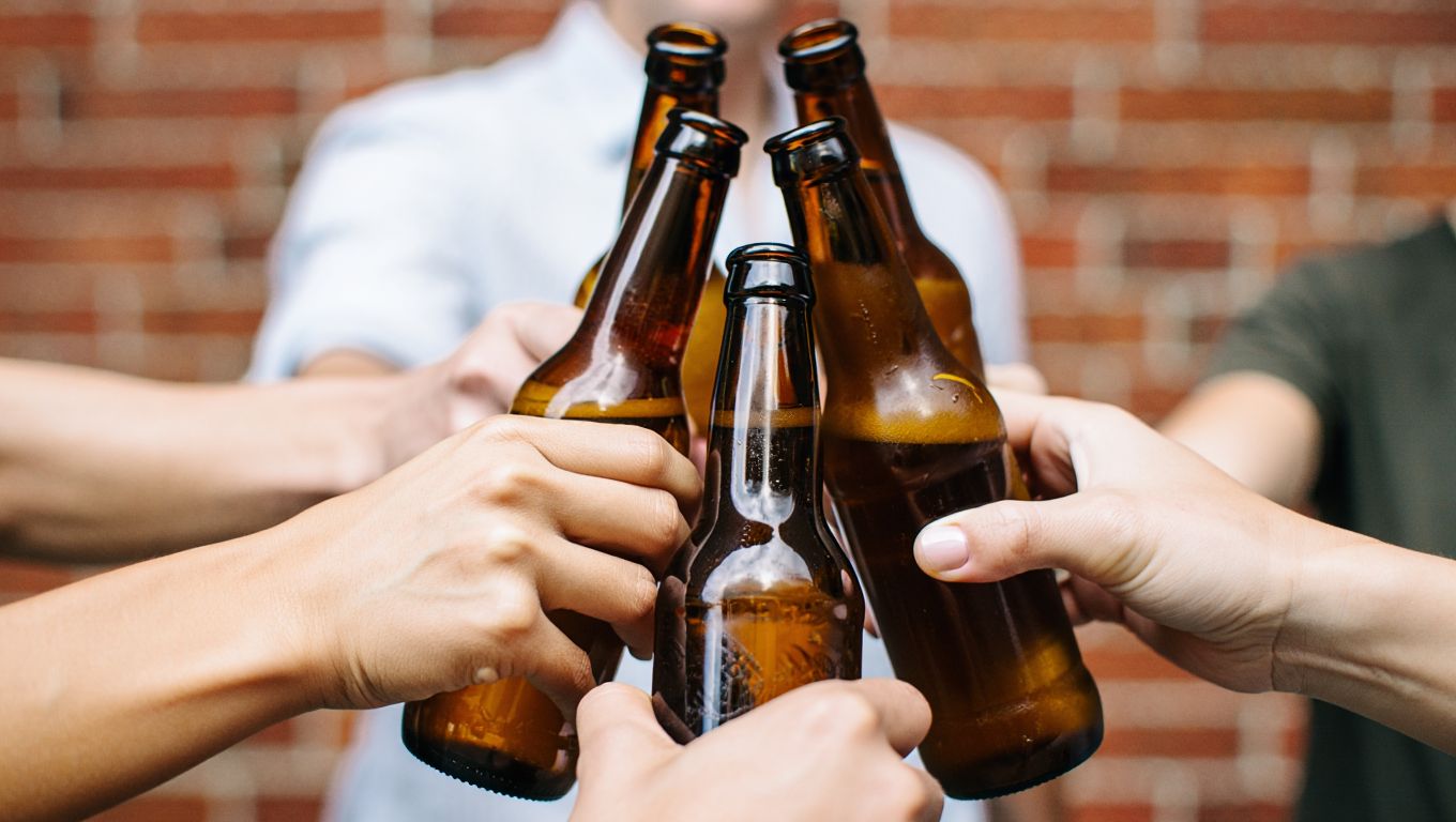 Девушка-подросток употребляет алкоголь в баре